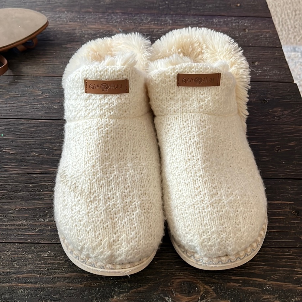 Women’s textured knit ankle boot slippers